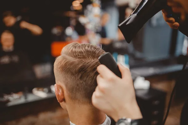Barbearia cabeleireiro moderno — Fotografia de Stock