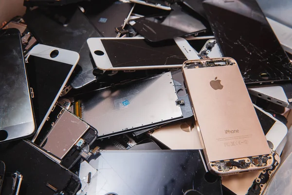 Сломанные панели и экраны iPhone — стоковое фото