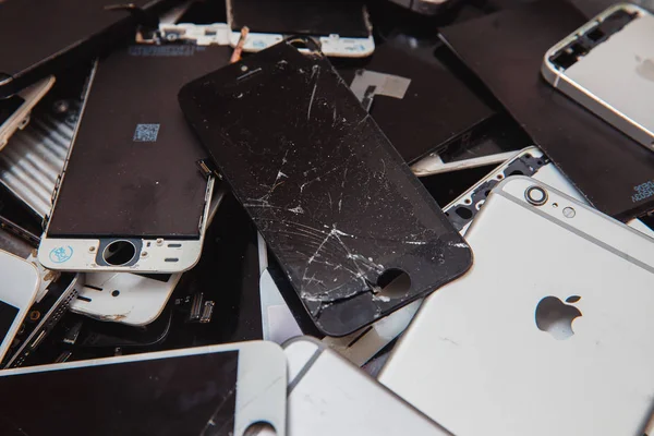 手机损坏的面板和屏幕 — 图库照片