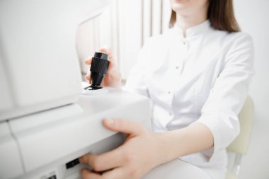 Doktor göz doktoruna göz vizyon hastalarda teşhis için makine çalışır.
