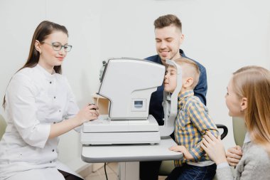 Gözlükle küçük çocuk Resepsiyon Doktor göz doktoru ile neşeli aile