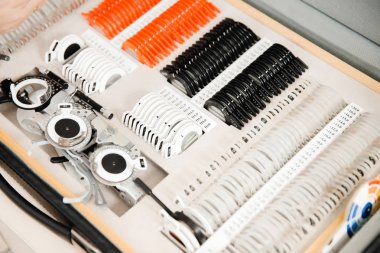 Optik gözlük çerçeveleri göz doktoruna donatımın vardır