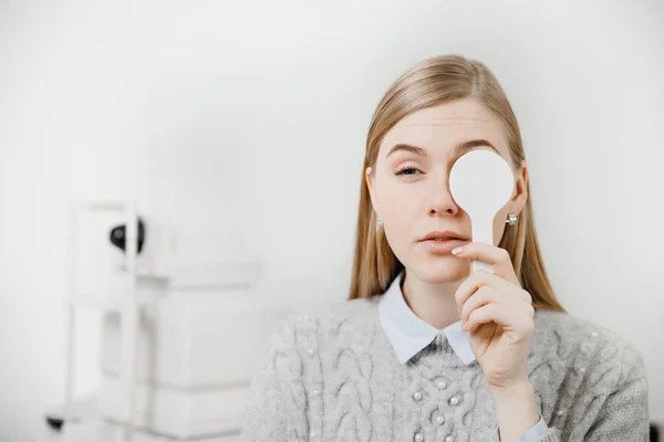 Niña experimenta problemas oculares médico de recepción oftalmólogo . —  Fotos de Stock