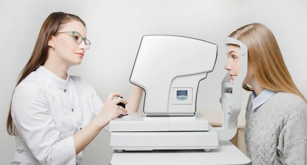 Oftalmologie, oftalmolog medic examen de diagnostic pacient femeie ochi pe lampă fantă . — Fotografie, imagine de stoc