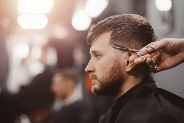 Barbería Hombre en silla de barbero — Foto de Stock