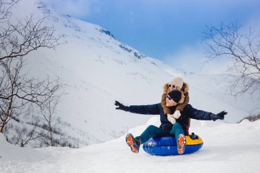 Mutlu insanlar Tube Dağları kış kar'nda açık havada