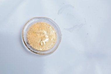 Koyu arka plan üzerinde altın bitcoin