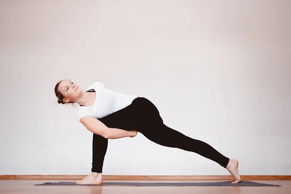 La mujer de cerca medita mientras practica yoga —  Fotos de Stock