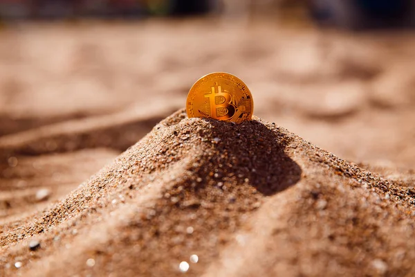 Bitcoin arany homokon — Stock Fotó
