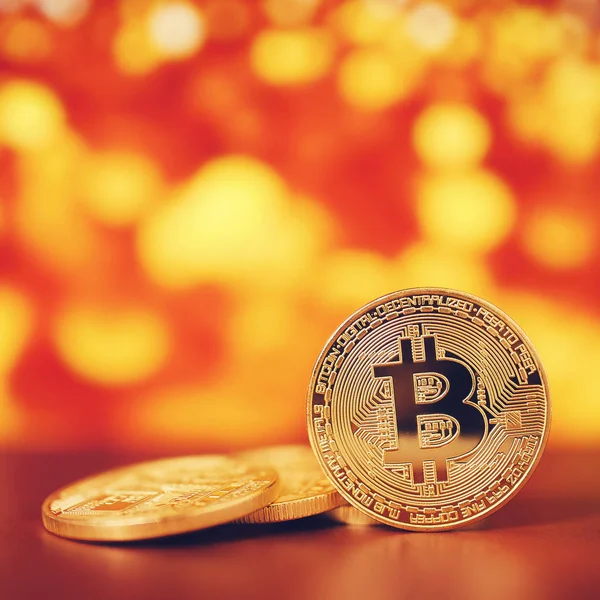 Bitcoin op gouden achtergrond — Stockfoto