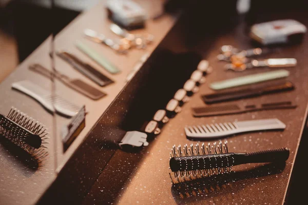 美发工具: 梳子, 剪刀, 夹式发剪 — 图库照片