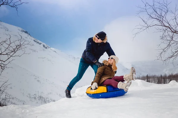 Gente felice su tubo all'aperto in montagna nella neve invernale — Foto Stock