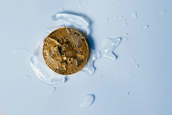 Bitcoin doré sur fond sombre — Photo