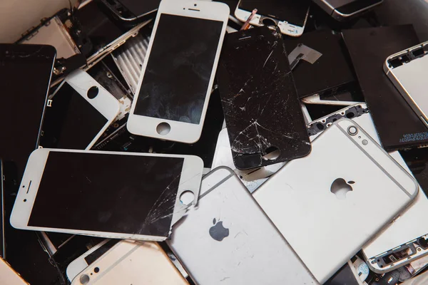 Paneles rotos y pantallas de iPhone — Foto de Stock