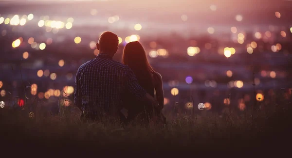 Szerelmesek férfi és a lány háttér éjszakai város ellen — Stock Fotó