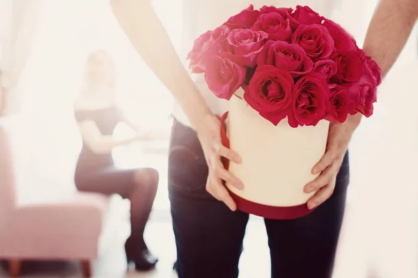 花在哈曼给花束鲜花玫瑰礼品盒对女孩在爱 t 盒 — 图库照片