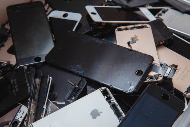 Tomsk, Rusya Federasyonu - 29 Kasım 2017: kırık panelleri ve iphone telefonlarının ekranları hizmetinde yalan ve geri dönüşümü ve imhası için hazırlanıyor