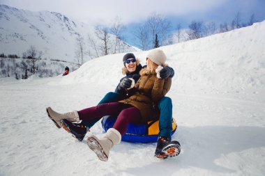 Mutlu insanlar açık havada kış kar dağlarında halletme Tube.