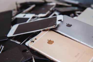 kırık panelleri ve iphone telefonlarının ekranları