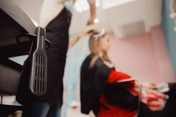 Haarbürste, im Hintergrund Friseur — Stockfoto