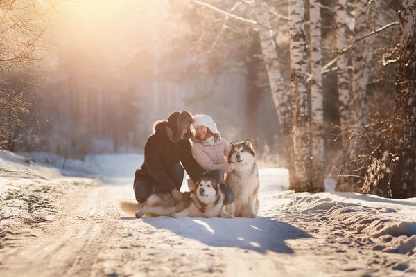 Camminare con il cane in inverno — Foto Stock