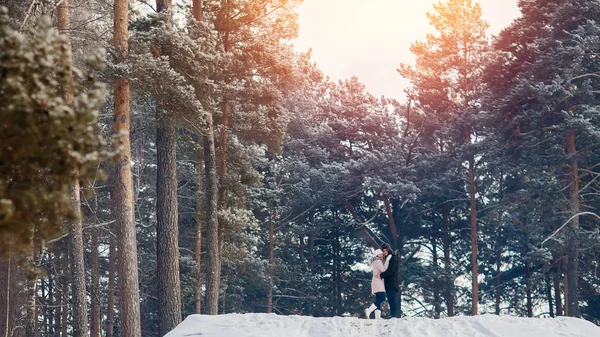 Camminare con il cane in inverno — Foto Stock