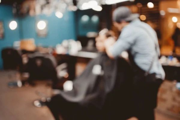 Desfocado fundo cabeleireiro barbeiro loja homens . — Fotografia de Stock