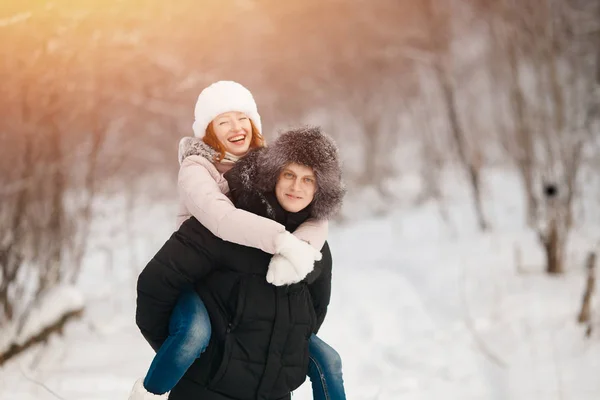 Casal feliz se divertindo, sorrindo — Fotografia de Stock