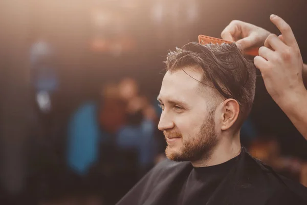 Задний план парикмахерской для мужчин, парикмахерская — стоковое фото