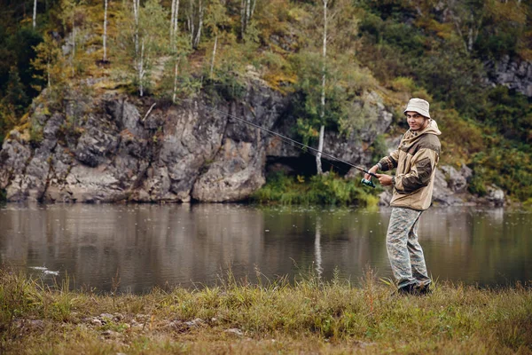 Pesca Pescador Sobre Fondo Rocas Arroja Caña Pescar Agua Para — Foto de Stock