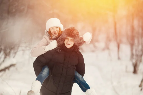 Camminare con il cane in inverno. coppia amorevole sta camminando nella neve — Foto Stock