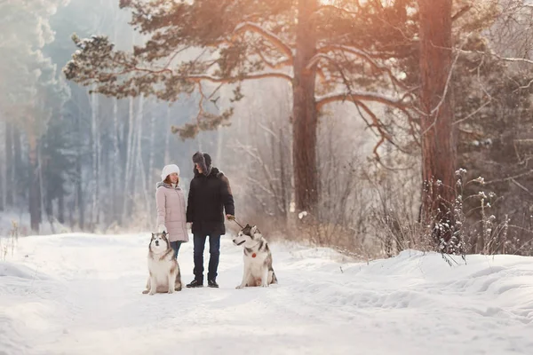 Camminare con un cane in inverno — Foto Stock