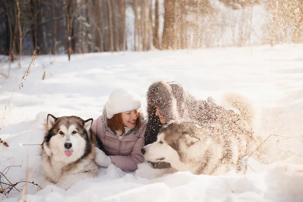 Milovník pár je chůze ve sněhu se psem — Stock fotografie