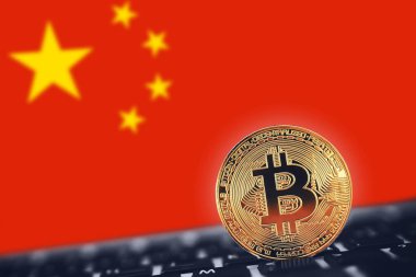Bitcoin Çin kırmızı bayrak arka plan üzerinde