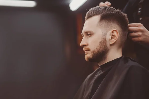 Hombre con barba en peluquería — Foto de Stock