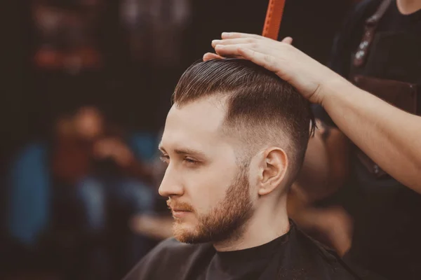 Человек с бородой в парикмахерской — стоковое фото