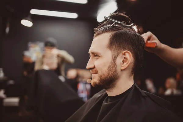 理容店でひげを持つ男 — ストック写真