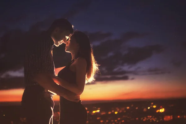 Amantes homem e menina contra fundo noite cidade — Fotografia de Stock