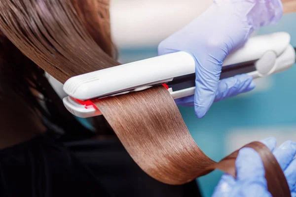 Keratin กู้คืนผมและกองรักษาโปรตีนด้วยเครื่องมือเหล็กอัลตราโซนิกมืออาชีพ — ภาพถ่ายสต็อก