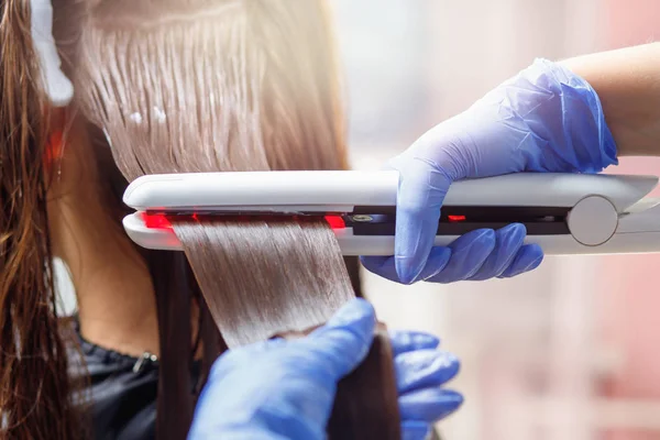 Recuperação de queratina cabelo e pilha de tratamento de proteína com ferramenta profissional de ferro ultra-sônico — Fotografia de Stock