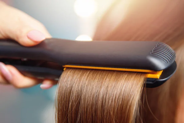 Haarbügeleisen Glättung Schönheitssalon — Stockfoto