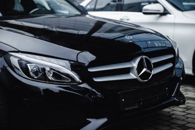 Siyah Mercedes Benz