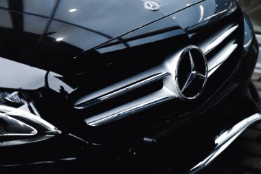 Siyah Mercedes Benz