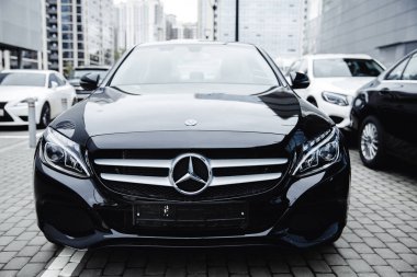 Siyah Mercedes Benz