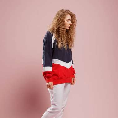 Güzel genç kız pembe arka plan