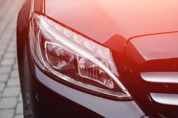 Faro de primer plano sedán de lujo coche — Foto de Stock