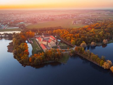 Nesvizh Şatosu 'nun sonbahar akşamı havadan çekilmiş fotoğrafı, Belarus Minsk, üst manzara.