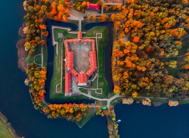 Nesvizh Şatosu 'nun sonbahar akşamı havadan çekilmiş fotoğrafı, Belarus Minsk, üst manzara.