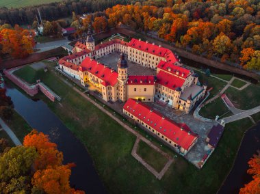 Havadan fotoğraf Nesvizh kale sonbahar akşam, Belarus Minsk