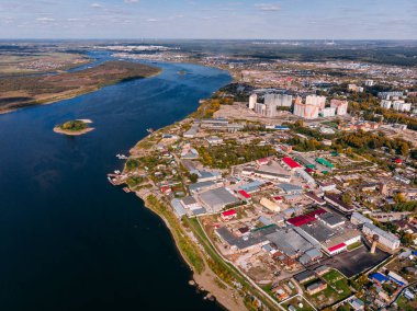 Panoramik şehir sonbahar, Tom Nehri.